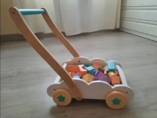 Carrito de madera con piezas