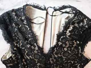 Vestido de encaje negro