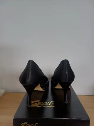 Zapatos de salón negros con pedrería