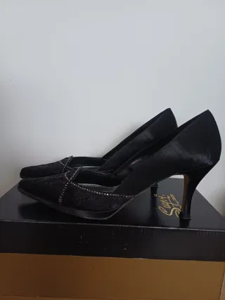 Zapatos de salón negros con pedrería