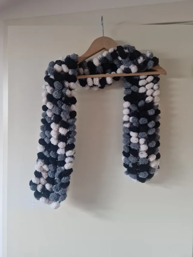 Bufanda Pompones Hecha a Mano