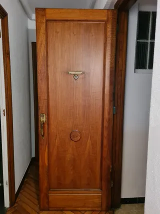 Puerta de entrada de madera maciza