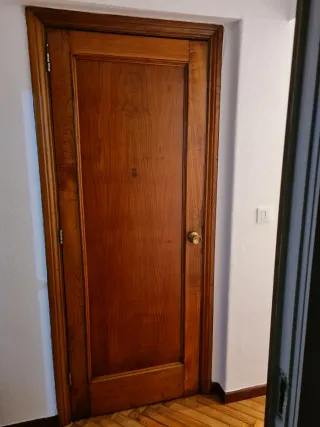 Puerta de entrada de madera maciza