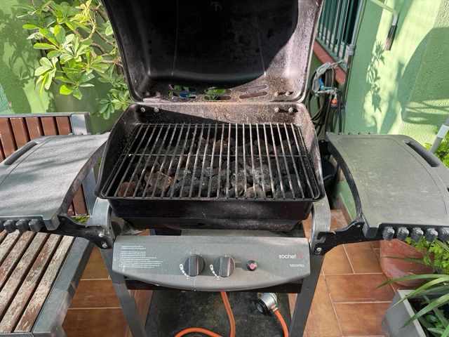 Barbecue in metallo e plastica