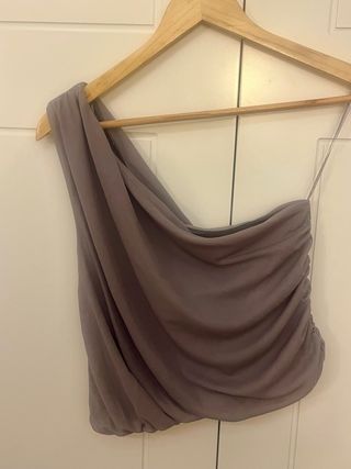 Top asimétrico drapeado gris lila