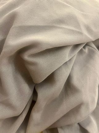 Top asimétrico drapeado gris lila