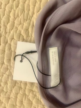 Top asimétrico drapeado gris lila