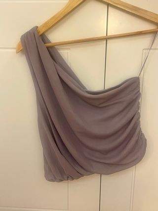 Top asimétrico drapeado gris lila