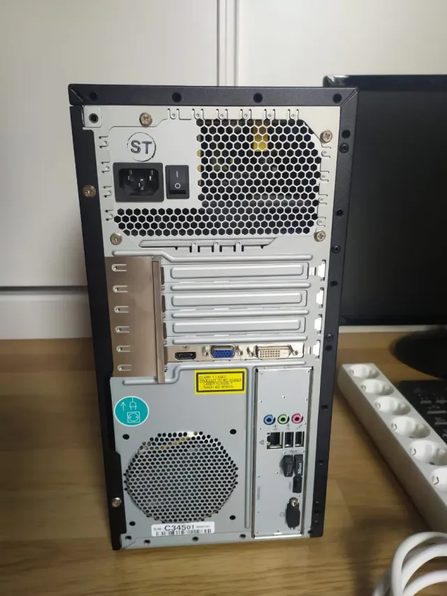 PC Medion con pantalla, teclado y ratón