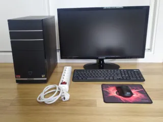 PC Medion con pantalla, teclado y ratón