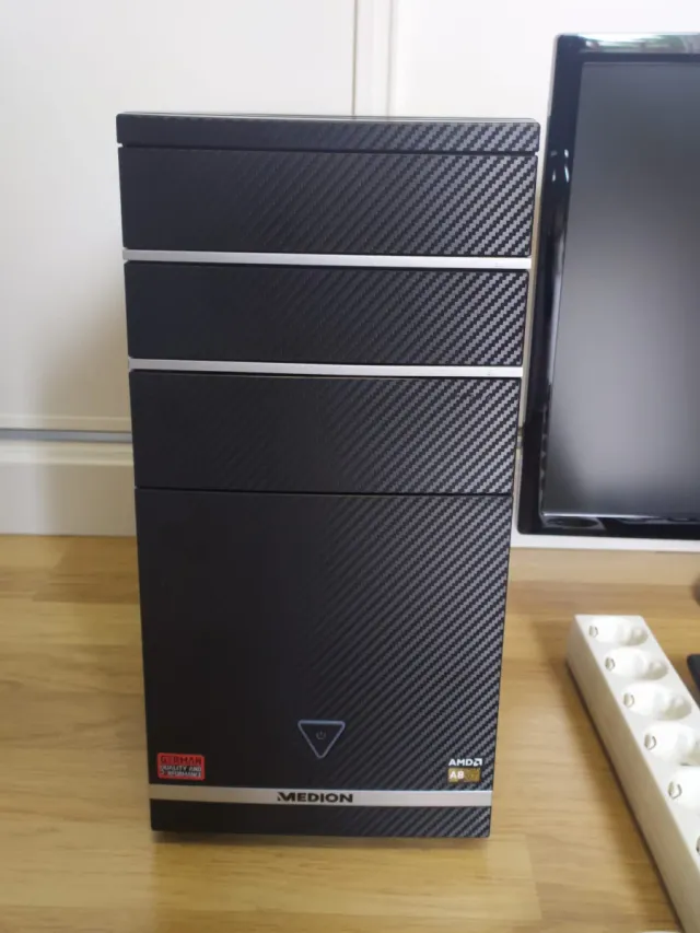 PC Medion con pantalla, teclado y ratón