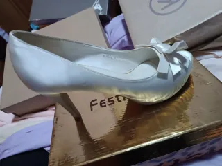 Zapatos de tacón blanco sanitanado