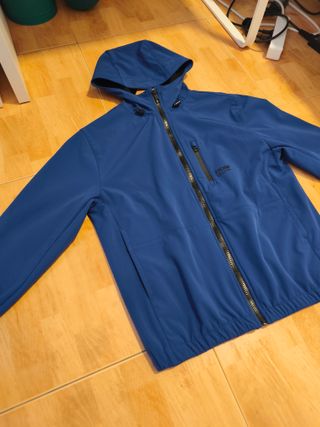 Chubasquero azul con capucha