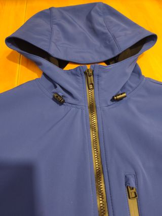 Chubasquero azul con capucha