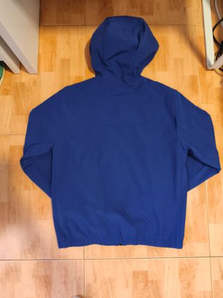 Chubasquero azul con capucha