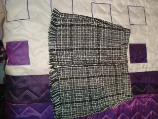 SOLO ENVÍOS. Falda corta con cremallera y flecos