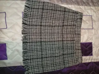 SOLO ENVÍOS. Falda corta con cremallera y flecos