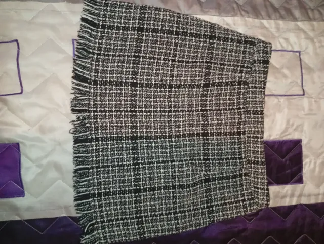 SOLO ENVÍOS. Falda corta con cremallera y flecos