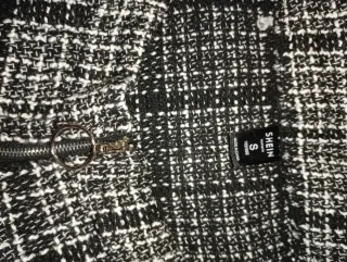 SOLO ENVÍOS. Falda corta con cremallera y flecos