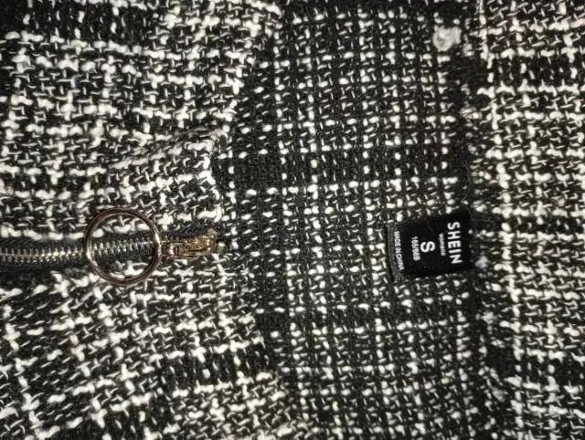 SOLO ENVÍOS. Falda corta con cremallera y flecos