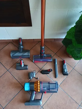 Dyson V15 con accessori