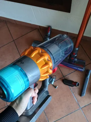 Dyson V15 con accessori