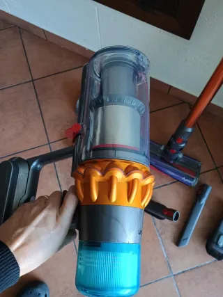 Dyson V15 con accessori