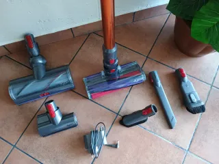 Dyson V15 con accessori