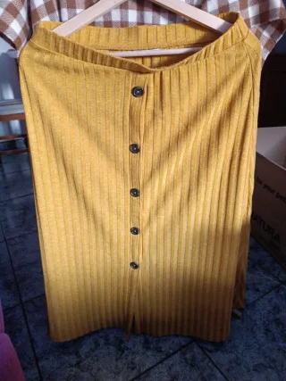 Falda midi amarilla con botones