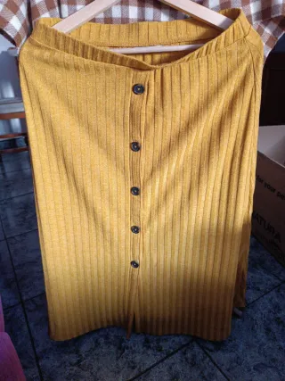 Falda midi amarilla con botones