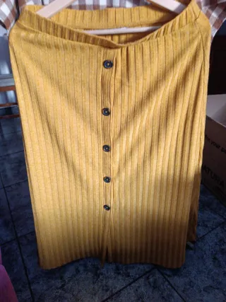 Falda midi amarilla con botones