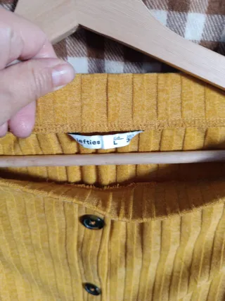 Falda midi amarilla con botones