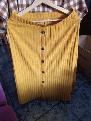 Falda midi amarilla con botones
