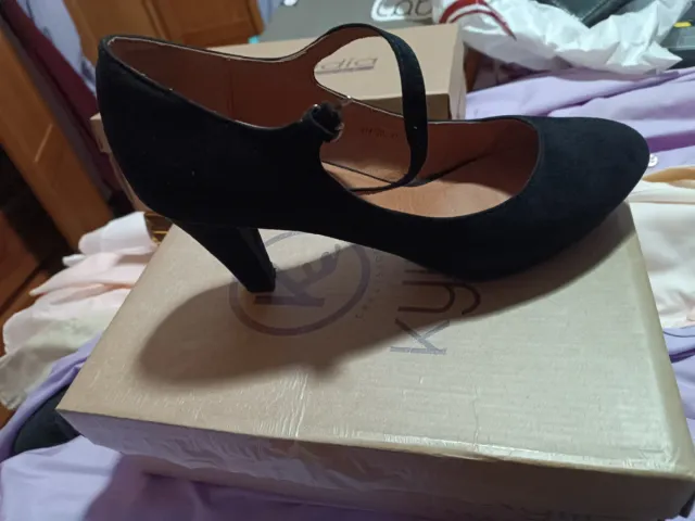 Zapatos de tacón negros con tira