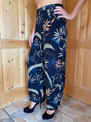 Pantalones estampados tropicales