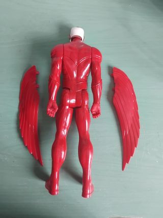 Figura Falcon Articulada con Alas Rojas