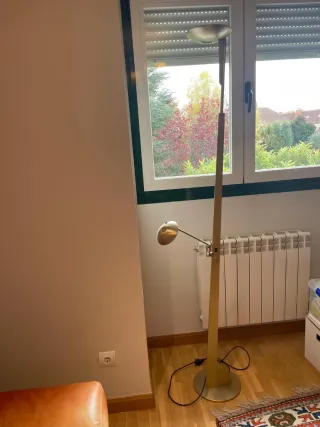 Lámpara de pie dorada metal