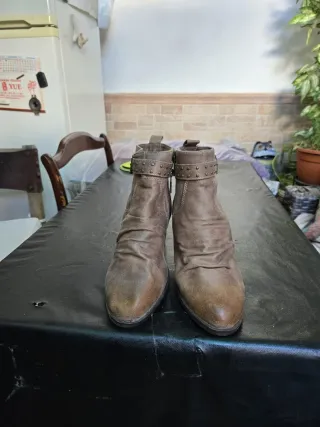 Botines chica tacón tachuelas