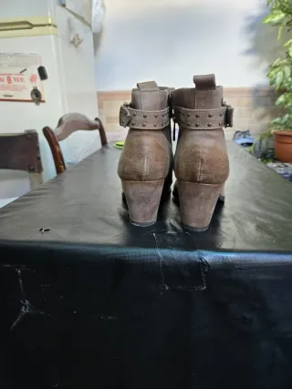 Botines chica tacón tachuelas