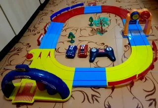 Circuito de coches de juguete RC