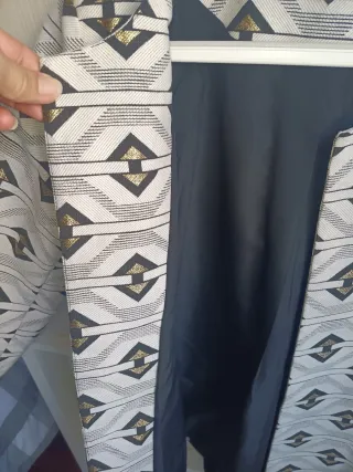 Chaqueta elegante dorada y blanca