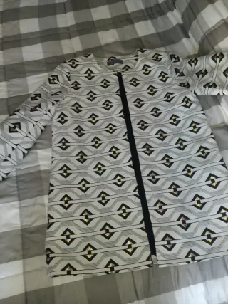 Chaqueta elegante dorada y blanca