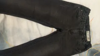 Pantalón tejano desgastado juvenil