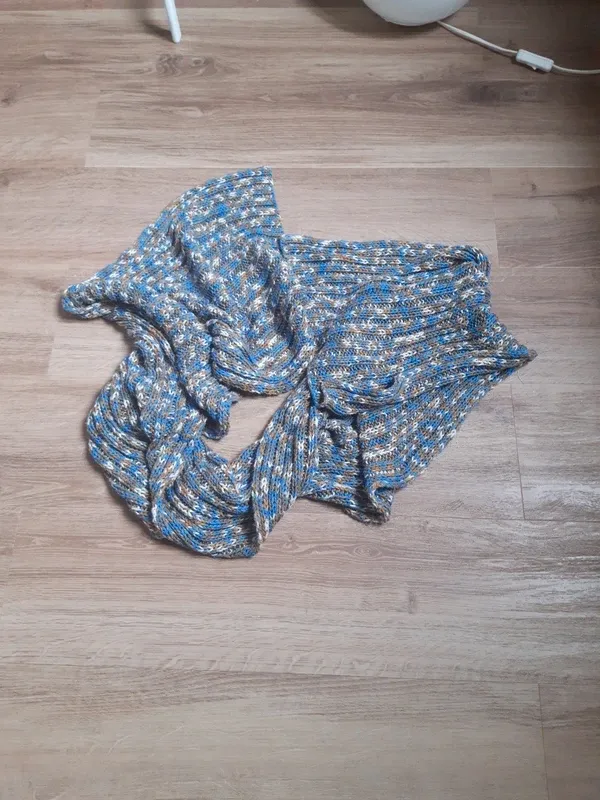 Bufanda tejida a mano tonos azul claro y ocre