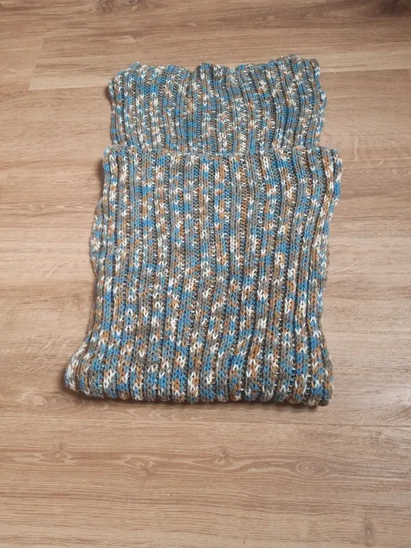 Bufanda tejida a mano tonos azul claro y ocre