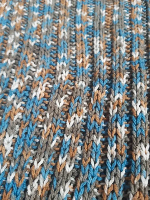 Bufanda tejida a mano tonos azul claro y ocre