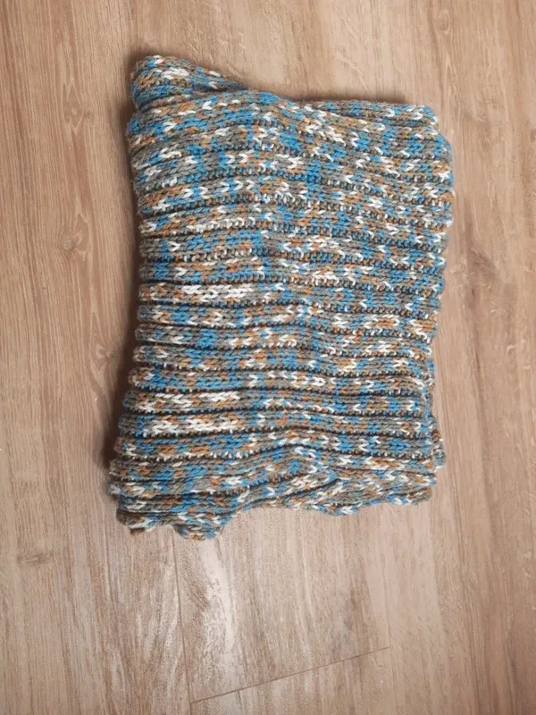 Bufanda tejida a mano tonos azul claro y ocre