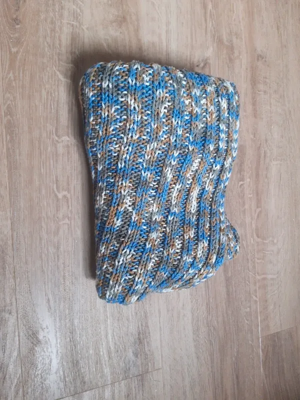 Bufanda tejida a mano tonos azul claro y ocre