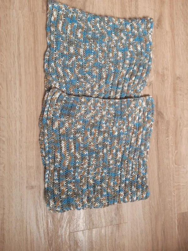 Bufanda tejida a mano tonos azul claro y ocre