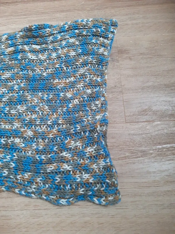 Bufanda tejida a mano tonos azul claro y ocre